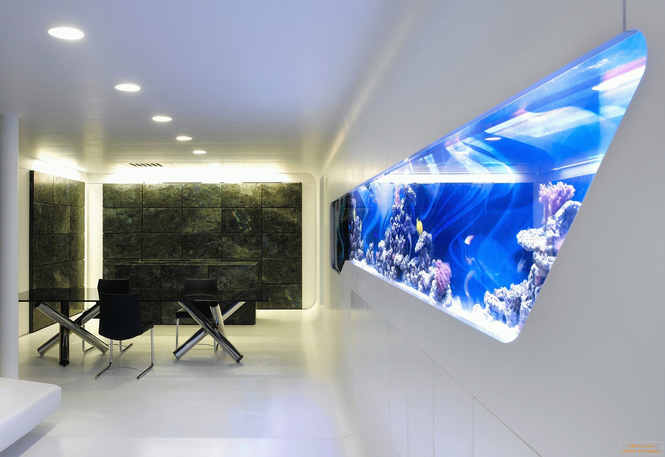 Interior moderno con acuario en la pared