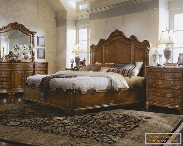 Opción de dormitorio ático en estilo inglés. Formas y líneas reconocibles de lujosos muebles indios.