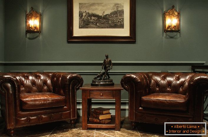 Para la oficina de un caballero en el estilo Inglés se caracteriza por sillas de cuero masivas y estrictas características interiores.