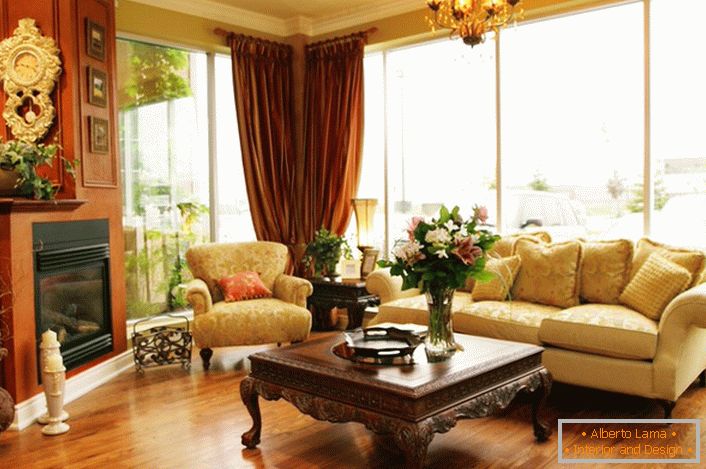 Una acogedora sala de estar en una casa moderna. Chimenea y muebles en estilo inglés.