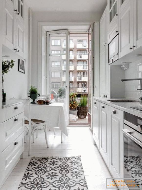 Cocina blanca en el interior - foto de una pequeña cocina con balcón