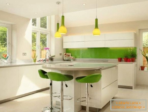 Cocina de esquina blanca con elementos verdes - foto