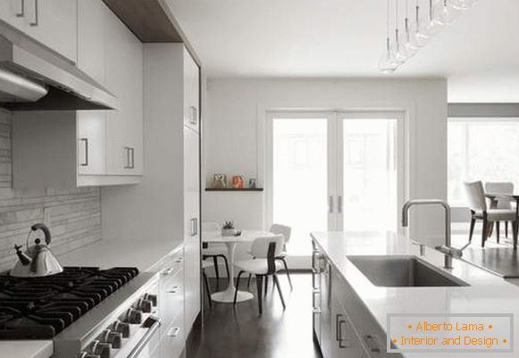 Cocina gris blanco - foto en el interior de una casa moderna