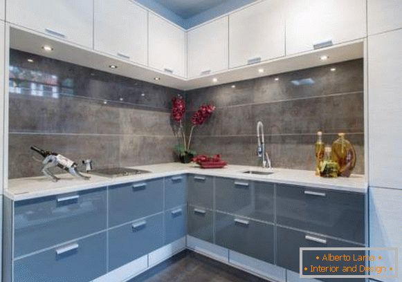 Cocina de esquina gris blanco - foto en el diseño del apartamento