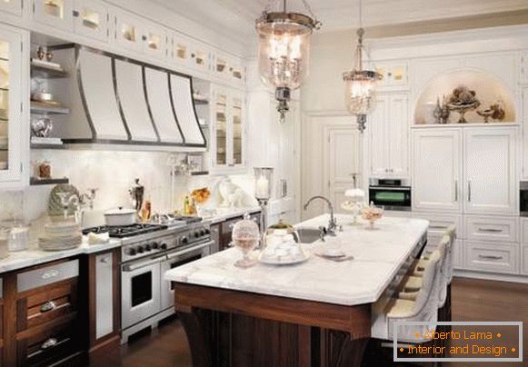 El diseño clásico de la cocina de color marrón blanco en la foto