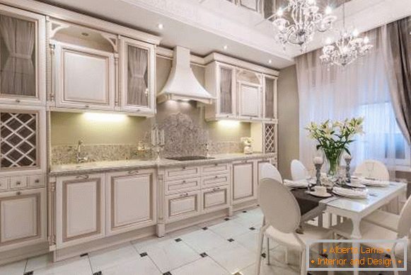 Cocina blanca con pátina dorada - diseño de interior de la foto