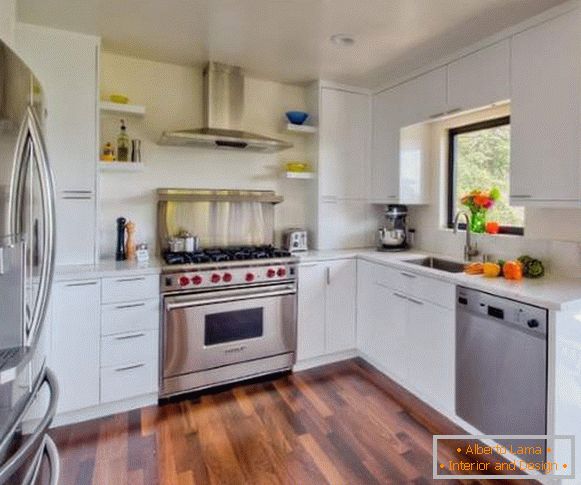 Cocina de esquina blanca - foto en el interior con piso de madera