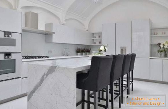 Cocina blanco brillante - foto de diseño inusual en el interior