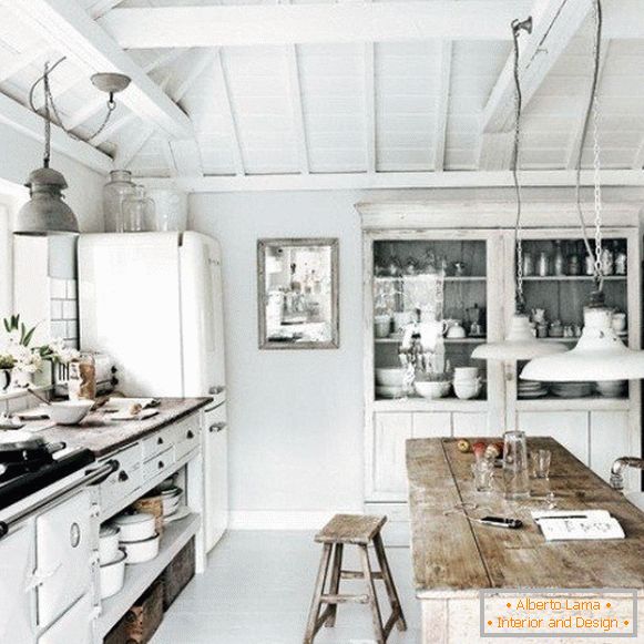 Cocina blanca en una casa de madera