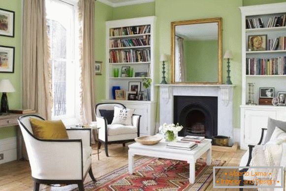Interior verde de la sala de estar con muebles blancos