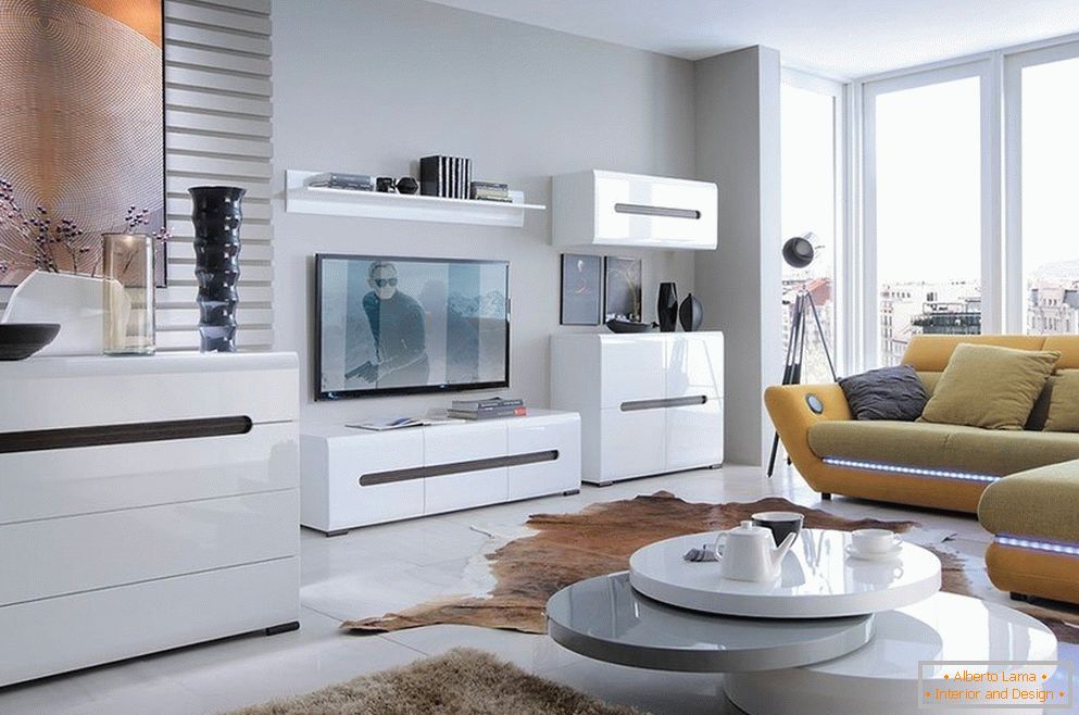 Hermoso interior con muebles blancos y brillantes
