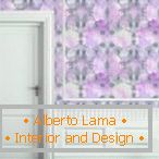 Papel tapiz floral en combinación con una puerta blanca