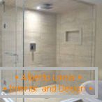 Cabina de ducha con baldosas de arena y puerta blanca