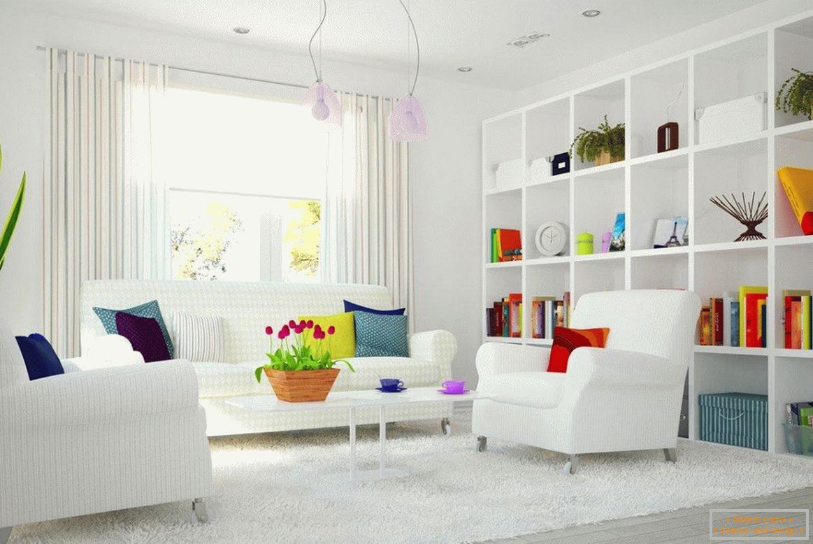 Interior blanco combinado con elementos decorativos brillantes