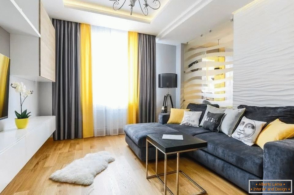 Cortinas negras y amarillas y un sofá en una habitación blanca
