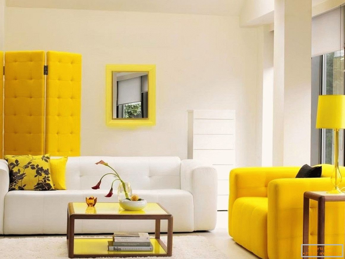 La combinación de muebles blancos y amarillos en el interior