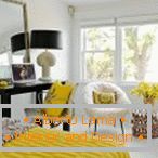Dormitorio blanco con decoración amarilla