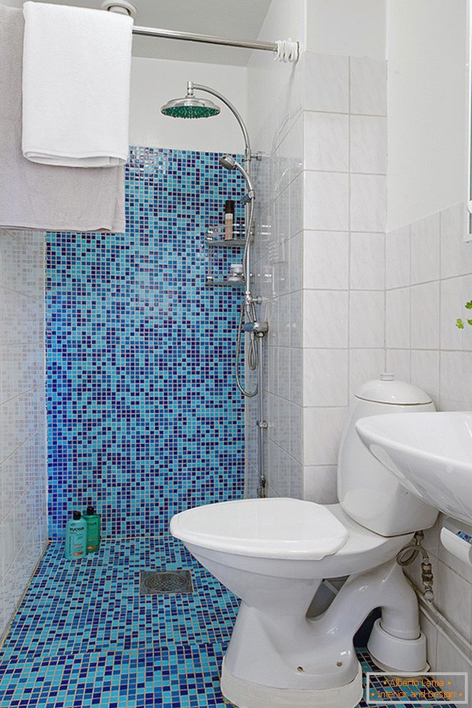 Azulejos de mosaico azul en el inodoro