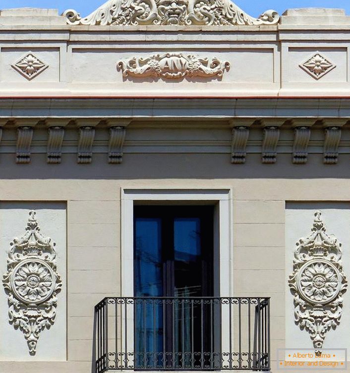 Elementos arquitectónicos en forma de molduras de yeso adornan la fachada de la casa en estilo Imperio. Los patrones extravagantes e intrincados hacen que el exterior sea inusual.