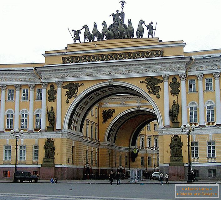 Las grandiosas creaciones arquitectónicas en el estilo del Imperio Ruso se conservan reverentemente de año en año.
