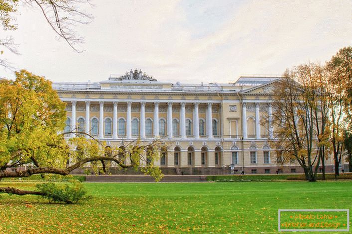 Lujoso Palacio Mikhailovsky en estilo Imperio en San Petersburgo.