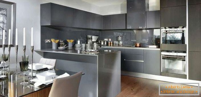 Estilo minimalista en el interior de una gran cocina. El área de trabajo es gris.