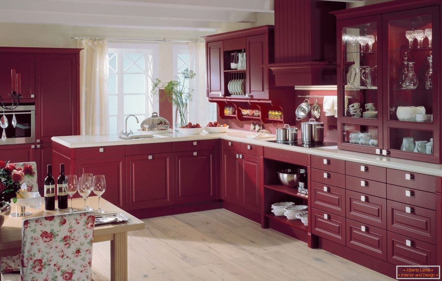 Muebles de cocina en color burdeos