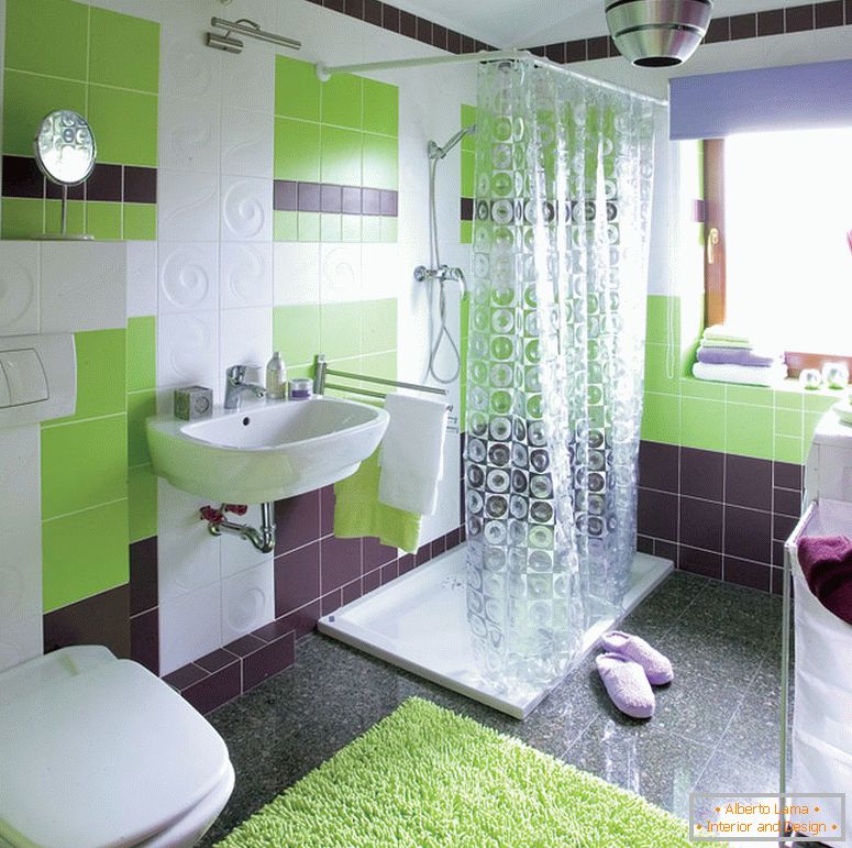 Baño pequeño en colores brillantes