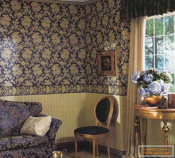 Azul oscuro en la sala de estar barroca. El patrón en el fondo de pantalla se hace eco del adorno en la tapicería del sofá.