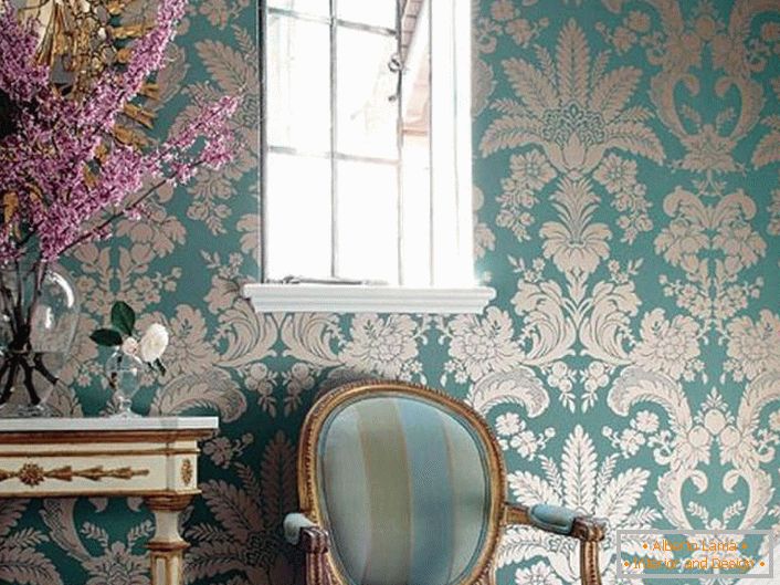 Colores azules suaves con patrones de color dorado. Los muebles con manijas talladas, los espejos de los bordes están hechos con las mejores tradiciones del estilo barroco.