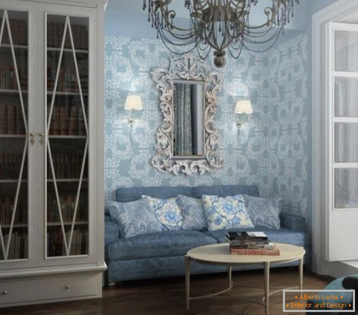 Habitación de huéspedes en tonos azules. La decoración de la pared se selecciona de acuerdo con los requisitos del estilo barroco.