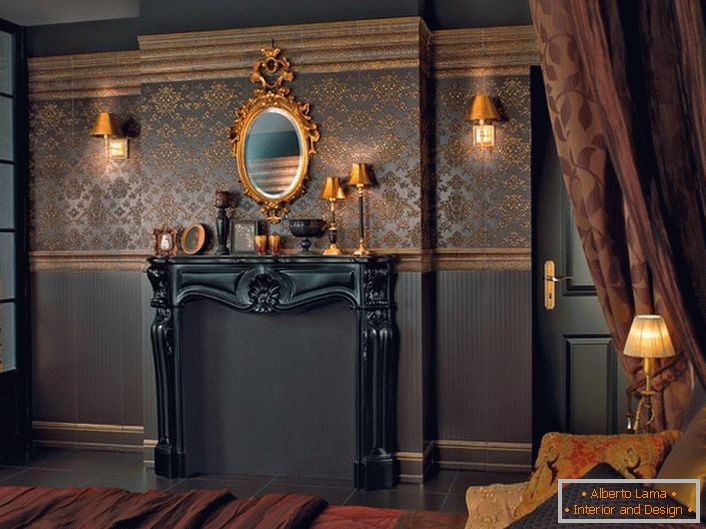 Fondo de pantalla de color marrón oscuro para el dormitorio en el estilo barroco. El panel en toda la pared está decorado con patrones dorados simétricos.