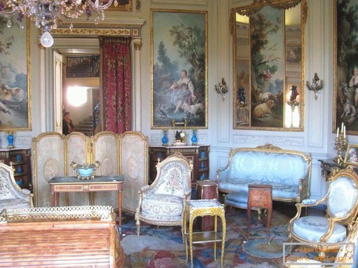 Papeles pintados, imitando pinturas antiguas, en una habitación de invitados en estilo barroco. 