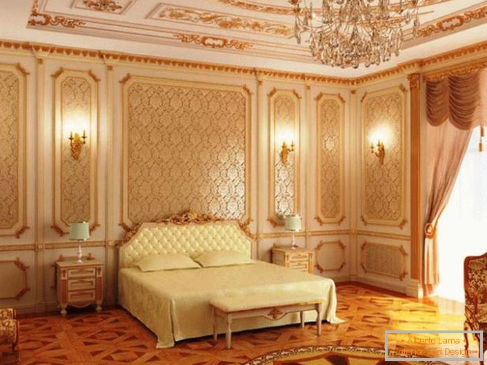Los patrones dorados encajan perfectamente en la composición general del estilo barroco. Una habitación elegante para una pareja.