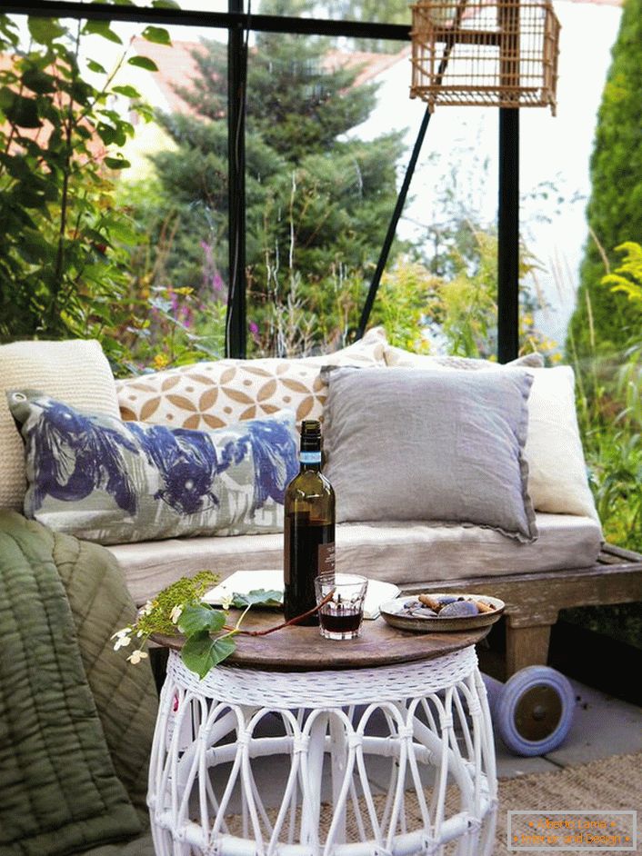 La mejor decoración de una glorieta en el estilo escandinavo es un sofá con muchas almohadas suaves.