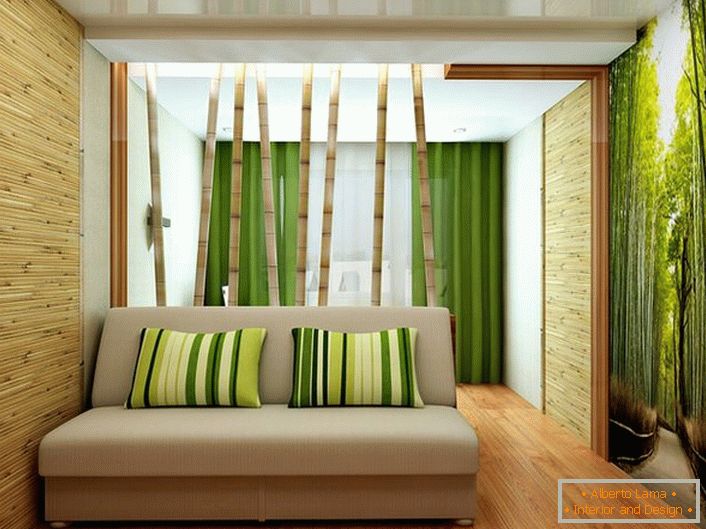 La partición de los tallos de bambú se combina perfectamente con papel tapiz temático.
