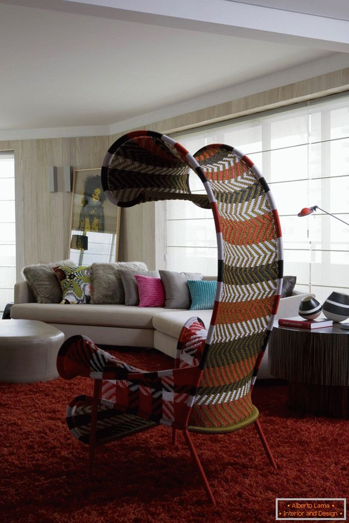 Diseñador modelo de muebles para la sala de estar en eco-estilo - sillón en textil con dosel.