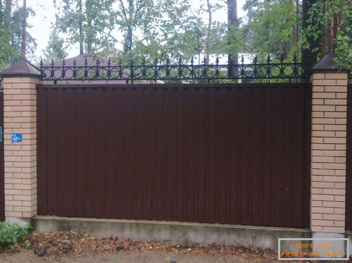 La valla modular hecha de cartón corrugado está decorada con bordes decorativos, que también realiza ciertas funciones de seguridad. 