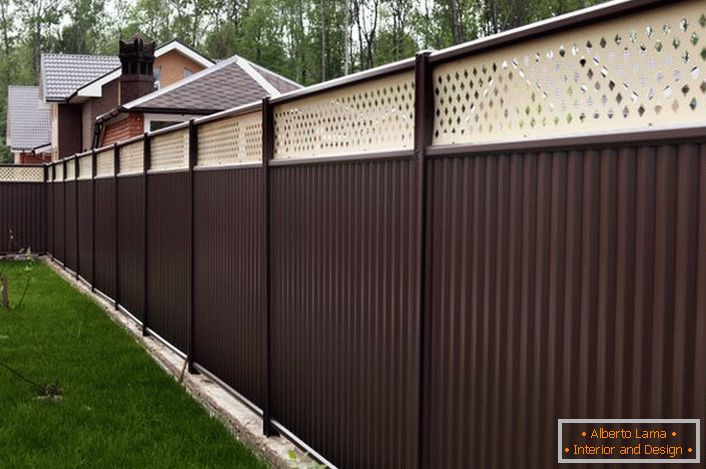 La valla modular es atractiva no solo por su aspecto agradable, también es práctica y funcional.