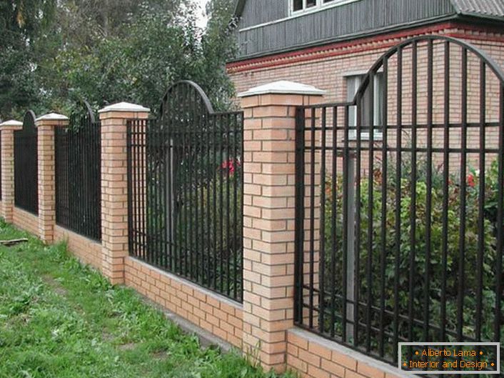 Una valla modular elegante para una pequeña villa se considera la opción más aceptable. 