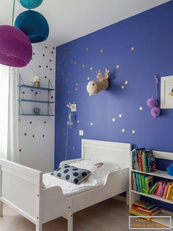 Color azul de las paredes en la habitación de los niños con decoración lila