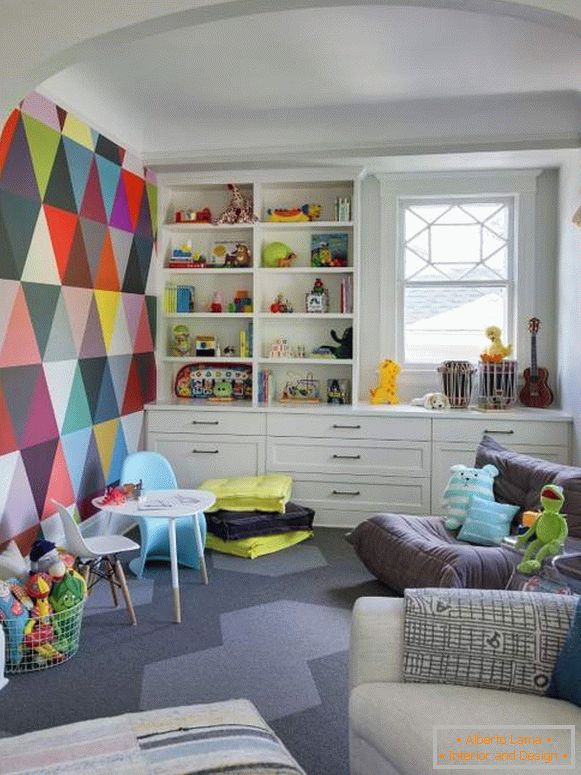 Diseño colorido de la habitación de los niños en colores brillantes