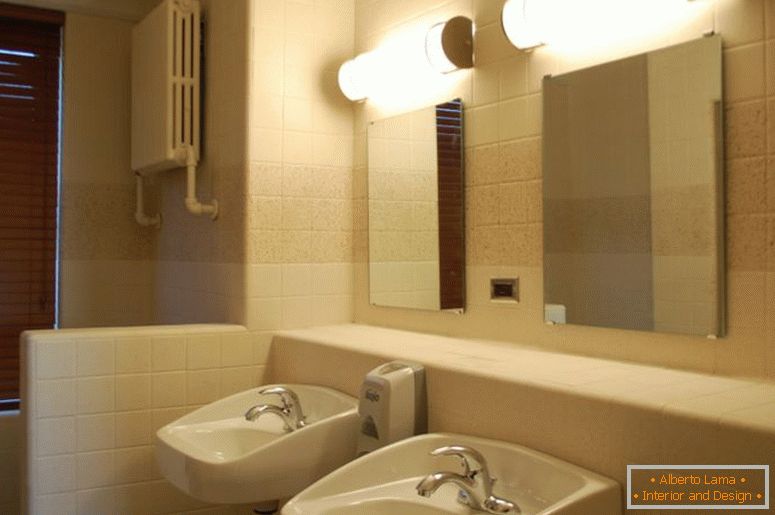 seductor-interior-ideas-de-baño-estrecho-mostrando-twin-white-porcelain-washbasin-and-square-wall-mirror-frameless-using-floating-illuminate-long-vanity-lights-fixtures