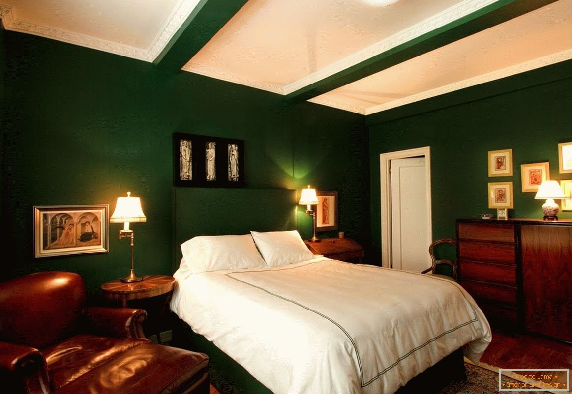 Blanco, verde oscuro y madera es una combinación ideal para un dormitorio
