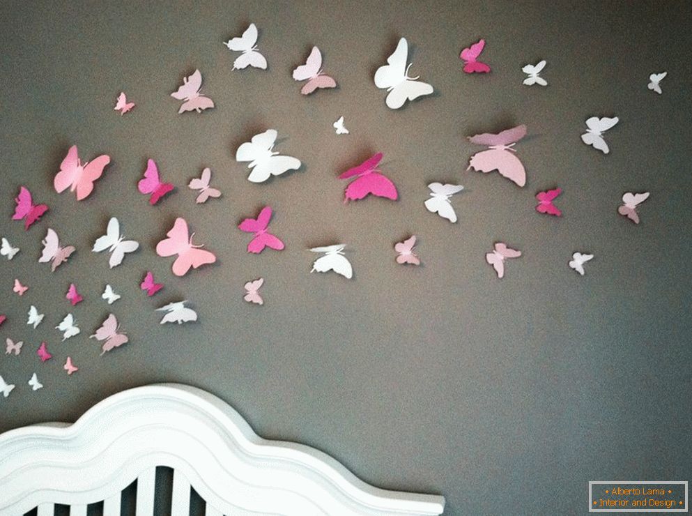 Mariposas hechas de papel en la pared