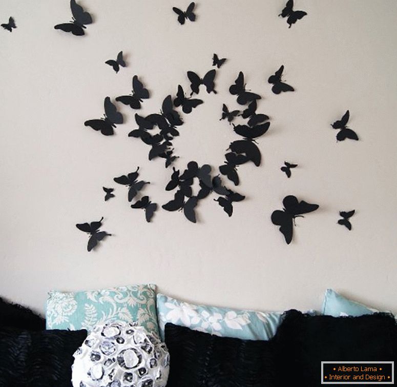 Mariposas hechas de cartón sobre el sofá