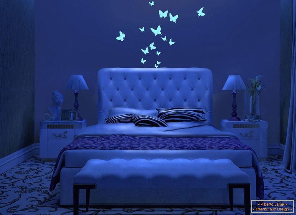 Brillantes mariposas en el interior de la habitación
