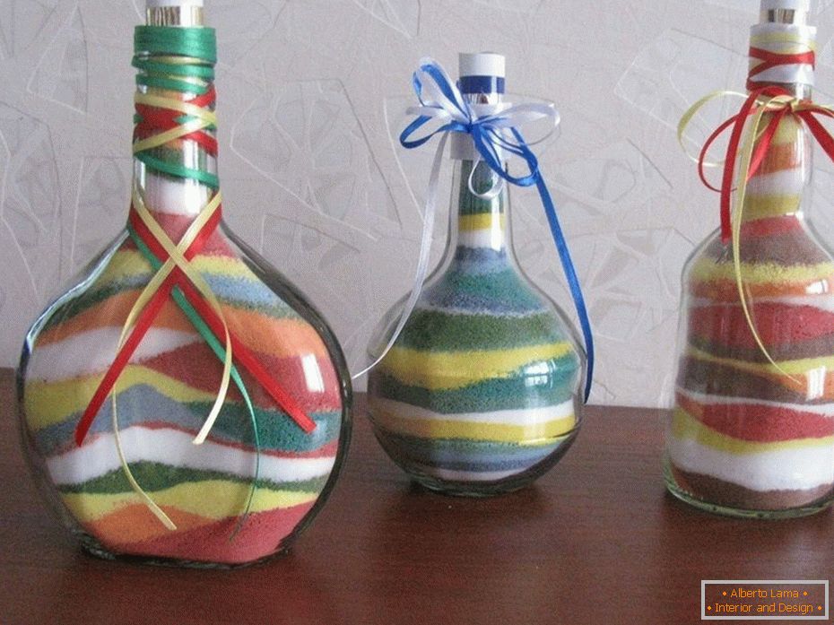 Botellas de diferentes formas con sal de color