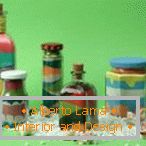 Conchas y jarras con sal de color