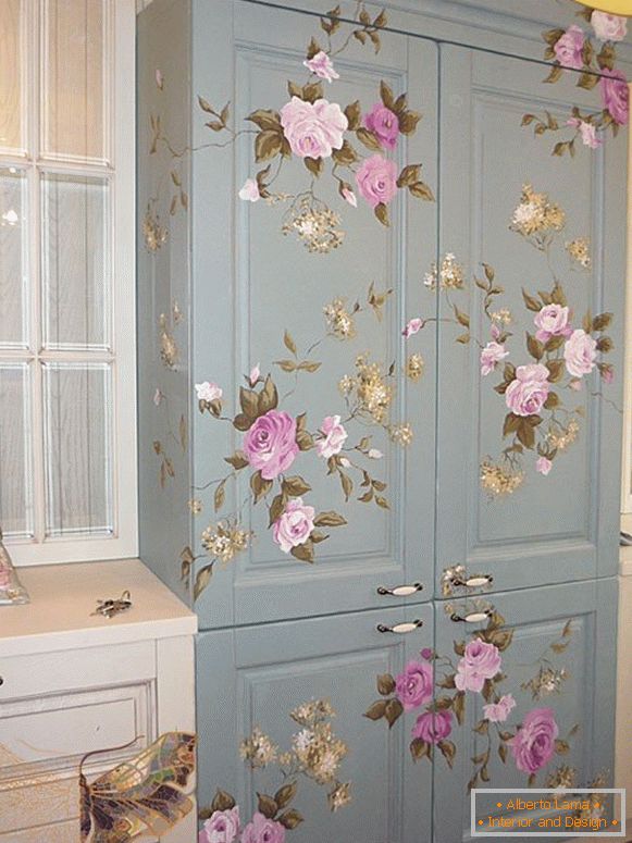Rosas pintadas en el armario